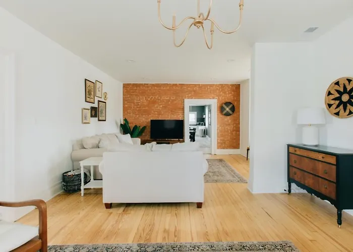Newly Renovated Vintage Inspired Large 4 Bedroom Home