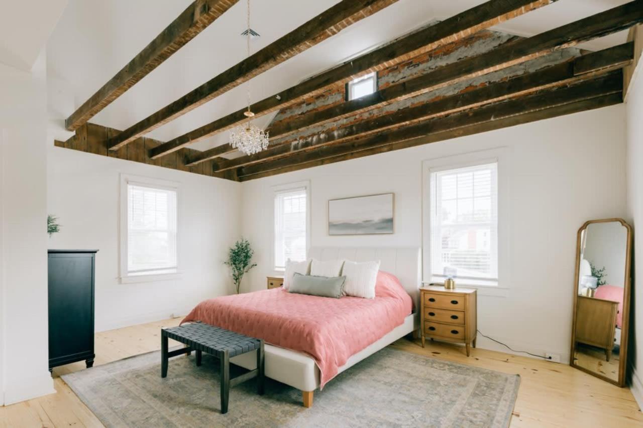 Newly Renovated Vintage Inspired Large 4 Bedroom * Mount Joy