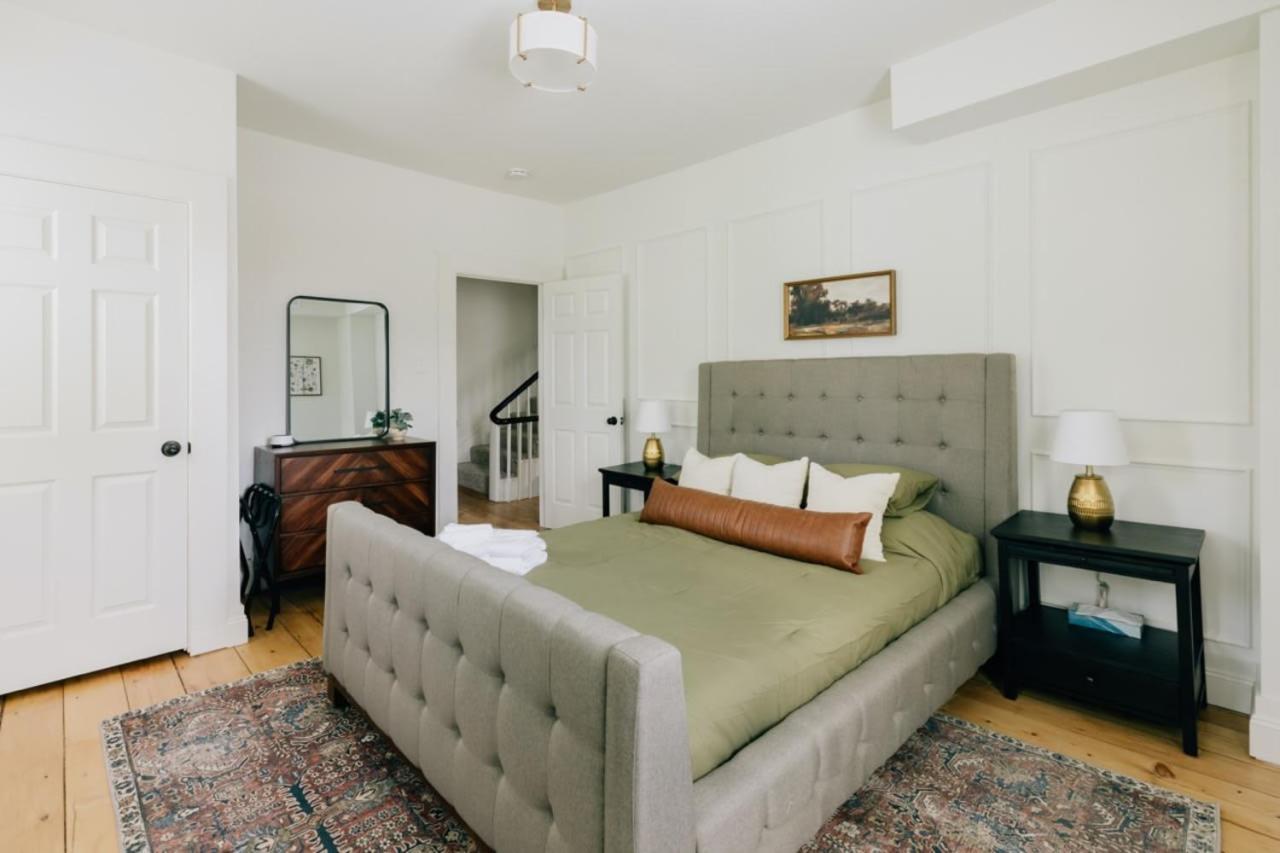 Newly Renovated Vintage Inspired Large 4 Bedroom Hébergement de vacances