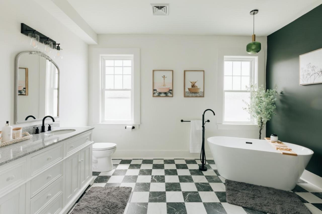 Newly Renovated Vintage Inspired Large 4 Bedroom * Mount Joy