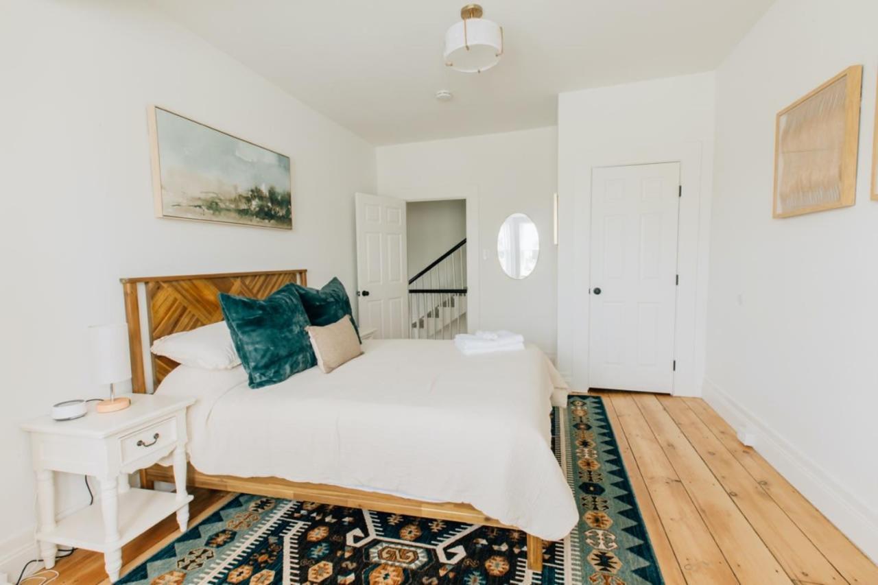 Hébergement de vacances Newly Renovated Vintage Inspired Large 4 Bedroom *